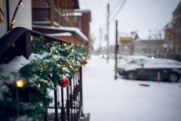    Улицы Кирова начали украшать к Новому году
