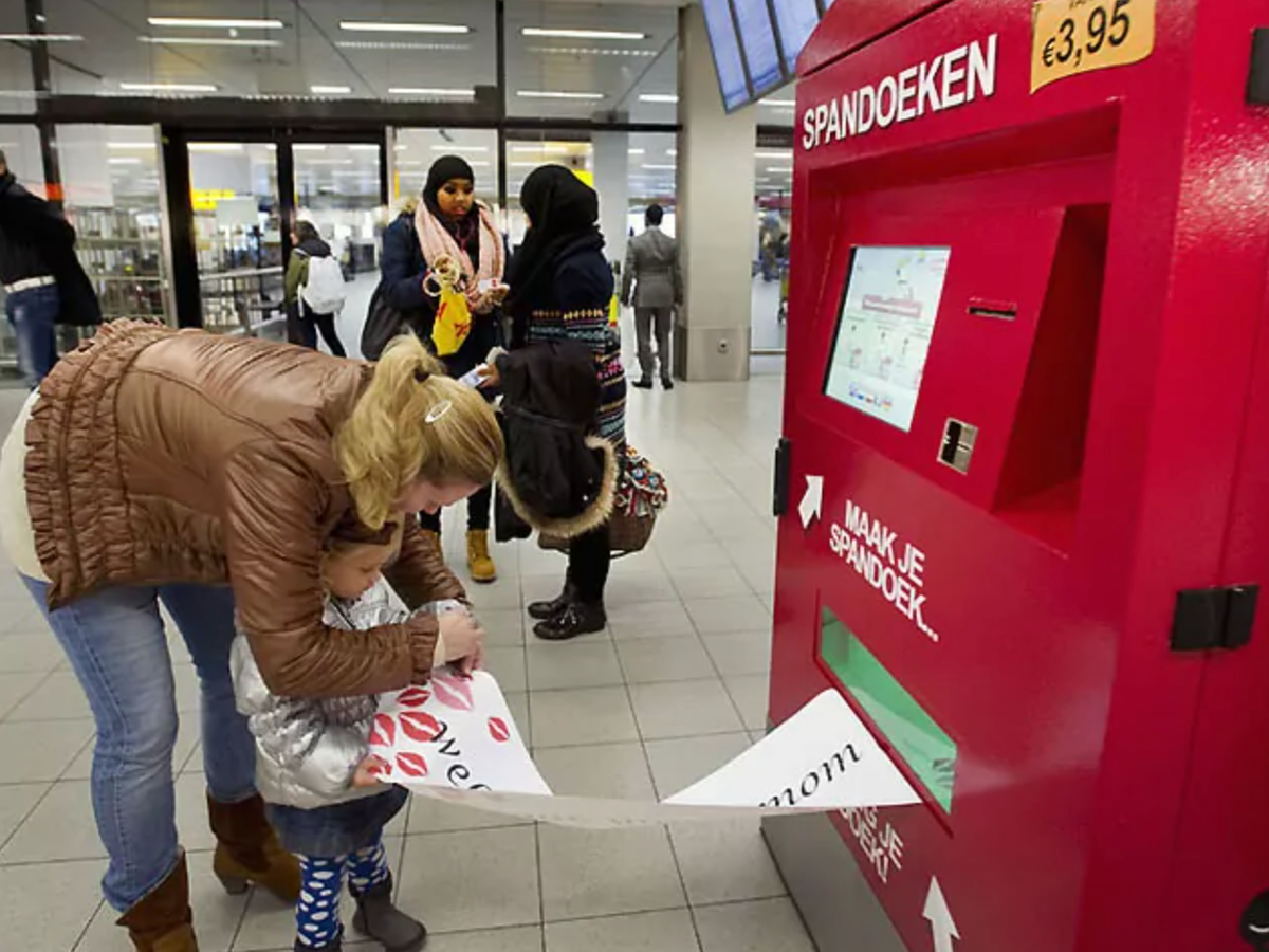 Вендинговый автомат, который печатает приветственные плакаты