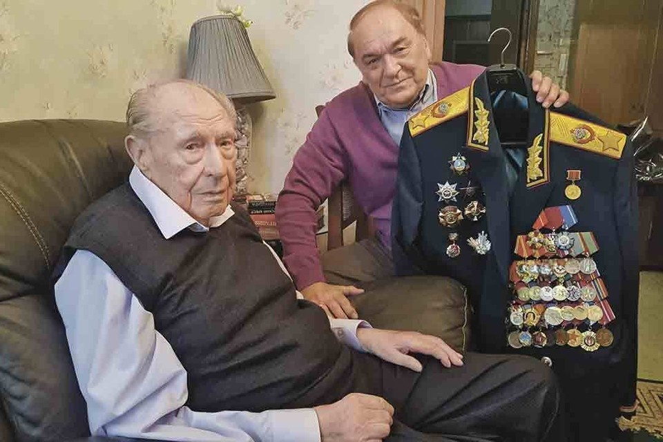 Виктор Баранец в гостях у маршала СССР Дмитрия Язова. Фото: KP.RU