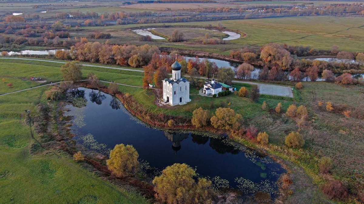 Лично меня больше всего во Владимирской области впечатлили древние церкви с каменной резьбой, каменные купеческие терема и хрусталь