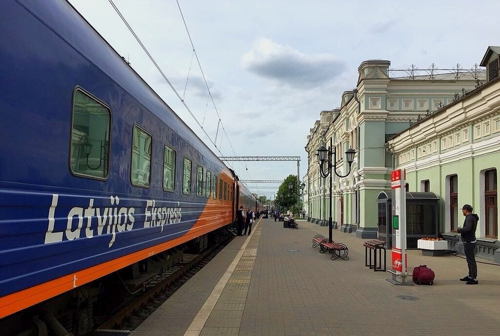 Поезд Москва - Рига . Фото: https://avatars.dzeninfra.ru/get-zen_doc/271828/pub_6551f04e8d22c3188b779eb1_6553374bcd9b6e439e387955/scale_1200