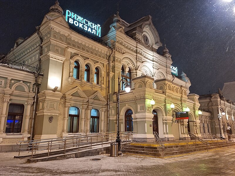 Фото: https://upload.wikimedia.org/wikipedia/commons/thumb/2/27/Рижский_вокзал_зимой2.jpg/800px-Рижский_вокзал_зимой2.jpg