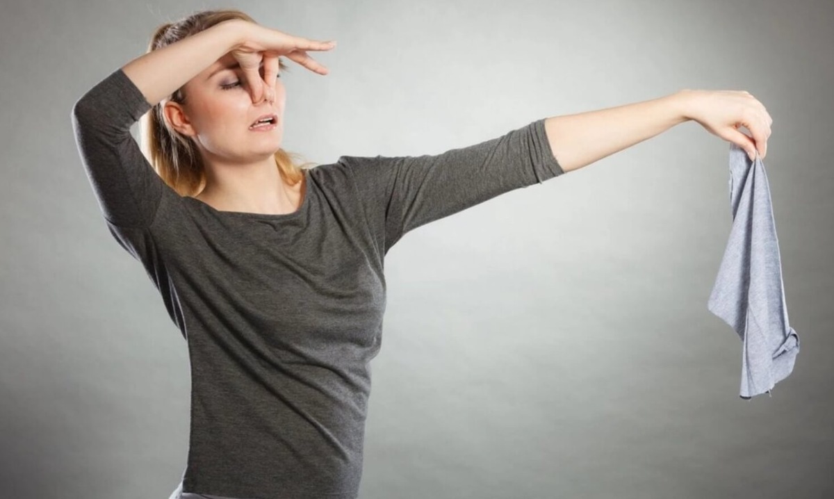    Некоторые элементы одежды нужно стирать почти каждый день, иначе могут начаться проблемы. Источник изображения: dzen.ru