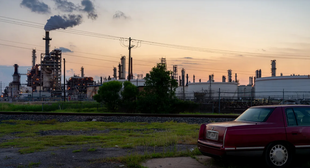 Дым поднимается над нефтеперерабатывающим заводом Lyondell Basell Houston, 14 июня 2024 года в Хьюстоне, штат Техас.