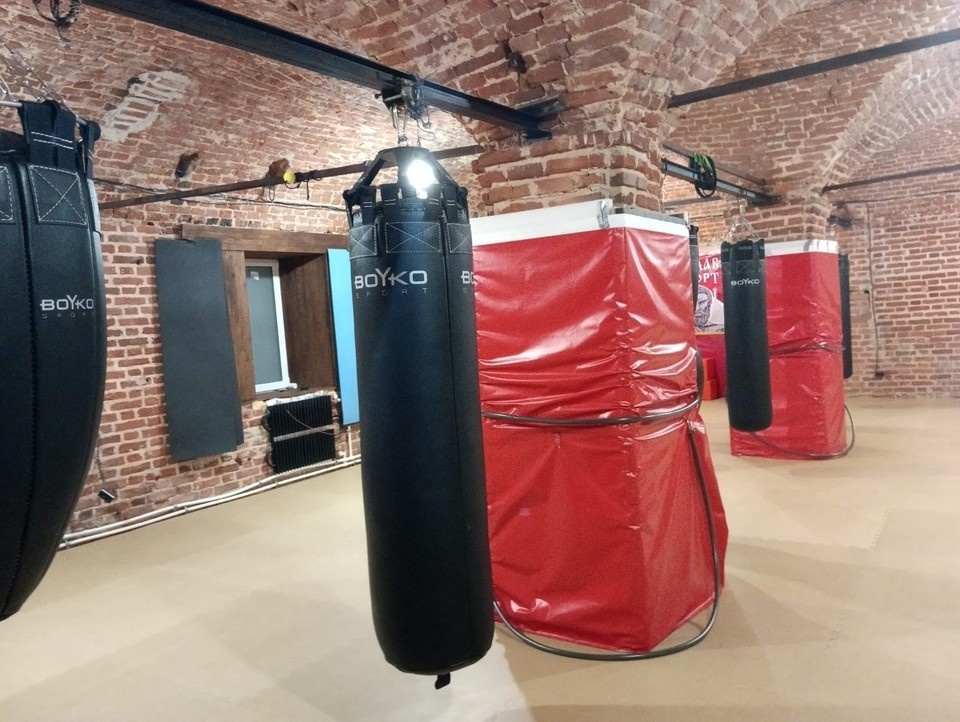    Так выглядит боксерский зал при Тихвино-Онуфриевском храме. Юрий КОЗЛОВ