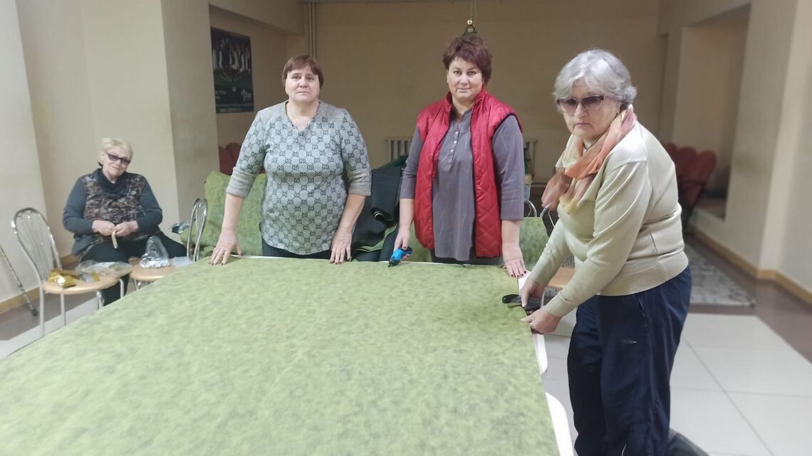 Татьяна Нестерова (3-я слева): «Сейчас с односельчанками раскроим ткань на нужные куски, уж потом приступим к сбору «бутербродов».