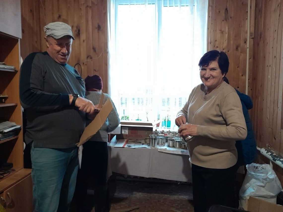 Присоединиться к изготовителям блиндажных свечей могут все желающие. Юрий Семин, приезжая из Москвы в гости к маме, тоже приходит поработать вместе с другими. Вносит свой вклад в общее дело и индивидуальный предприниматель Галина Левчук.