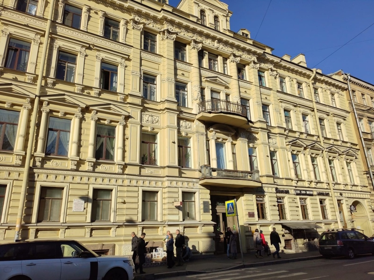 Бывший доходный дом Крючкова, в котором сейчас находятся жилые коммуналки