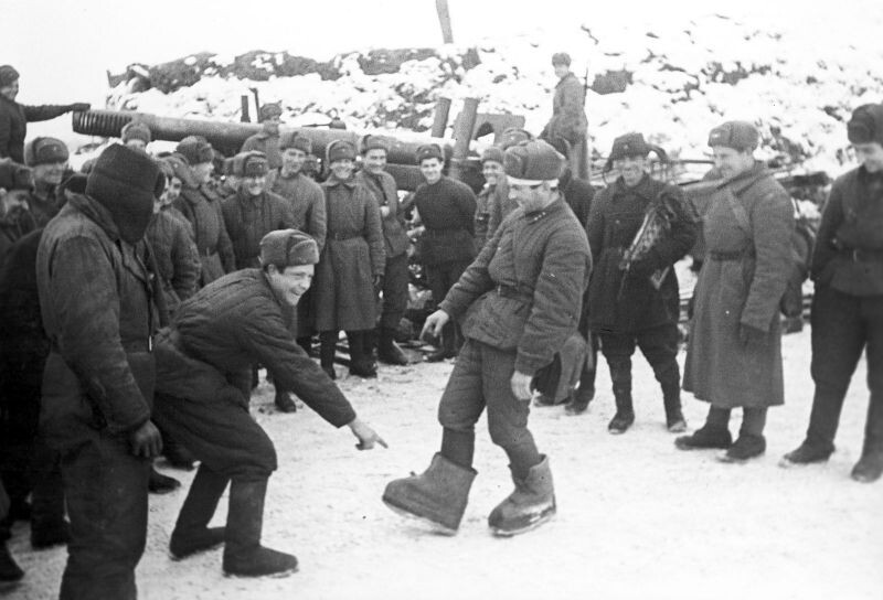 Старший лейтенант показывает товарищам немецкие караульные боты. Сталинград