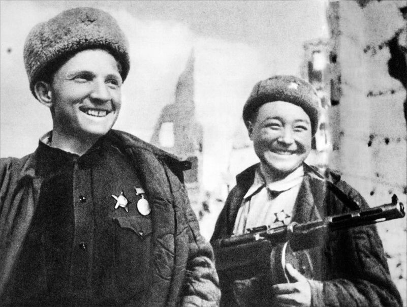 Бойцы С.Ф. Потанин и Т. Турдымаметов, отличившиеся в боях за Сталинград