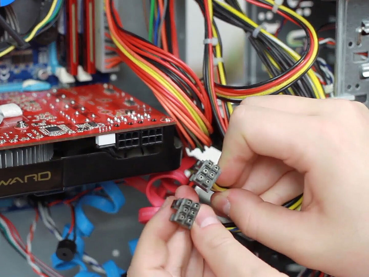 Да, и вот эти коннекторы тоже нельзя подключать "на горячую".
Фото из открытых источников