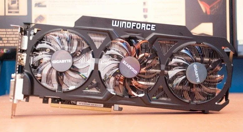 Система охлаждения очень похожа. И, кстати, у меня такая карта была, и охлаждалась она плюс-минус нормально... Ее мощность - 250 ватт.
Фото из открытых источников
