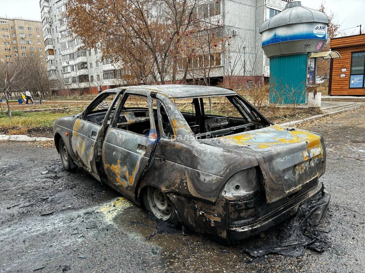    На улице Чкалова в Оренбурге загорелся автомобиль. Внутри находился ребенок
