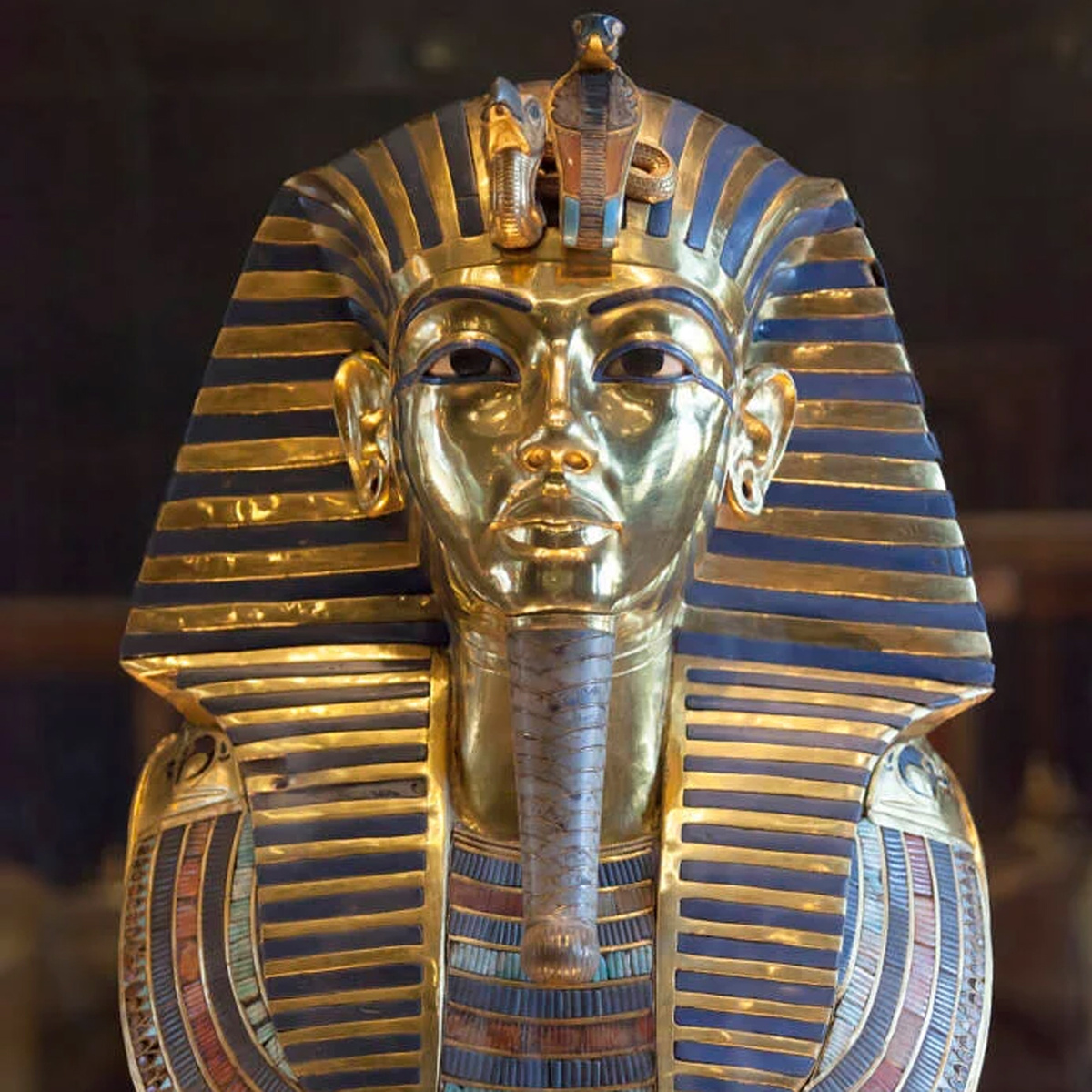 Исследователи обнаружили, что на погребальной маске фараона Тутанхамона имеются отверстия для серег — необычная деталь для взрослого мужчины в Древнем Египте. Wikimedia.