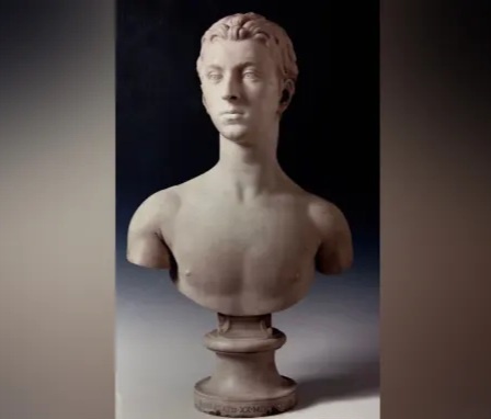 Бюст Бушардона XVIII века использовался в Шотландии в 1990-х годах, чтобы держать дверь сарая открытой. Sotheby's.