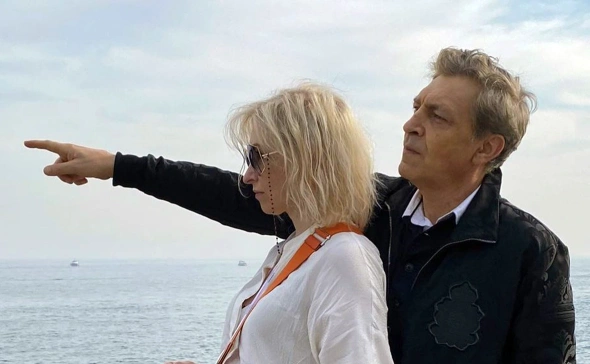 Такое впечатление, что он ей "Апорт!" сказал...