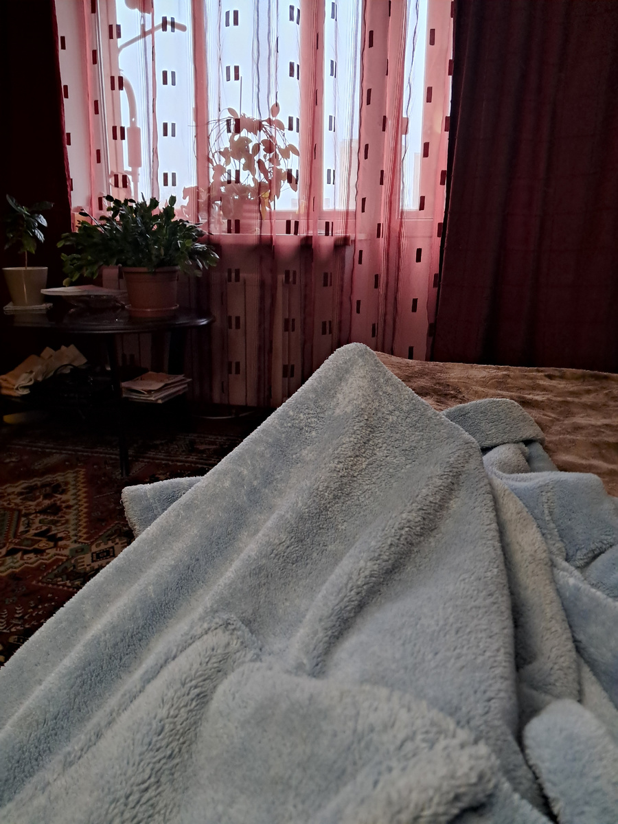 Это мои ноги под махровым халатом. Фото автора 