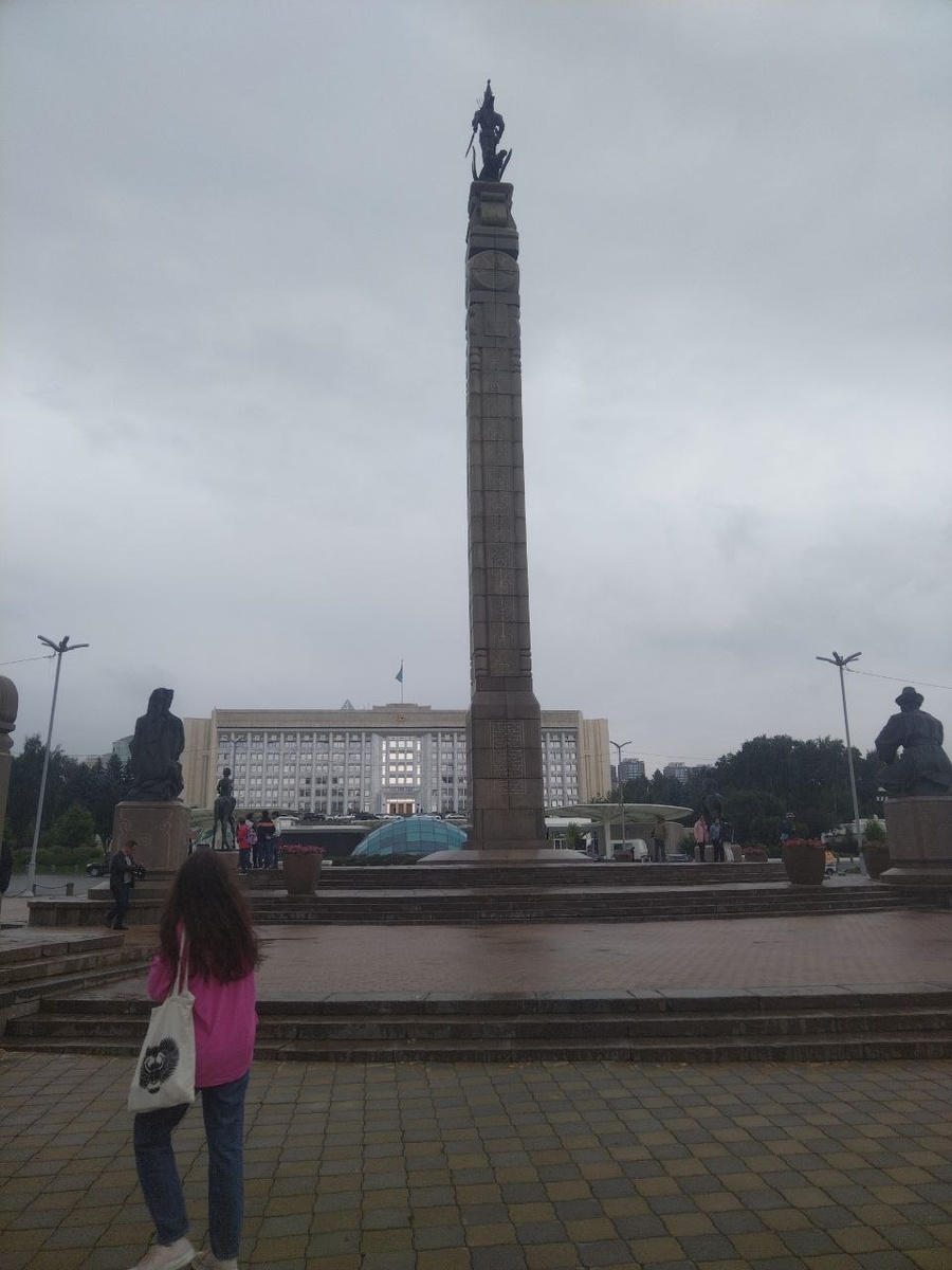 Вот этот монумент, он есть на всех городских картах как символ страны!…