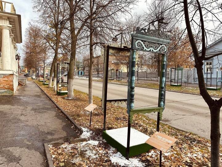     Музей наличников под открытым небом отлично вписался в городскую среду в Ульяновске. Фото: тг-канал музея под открытым небом "Наличники Симбирско-Ульяновского края".