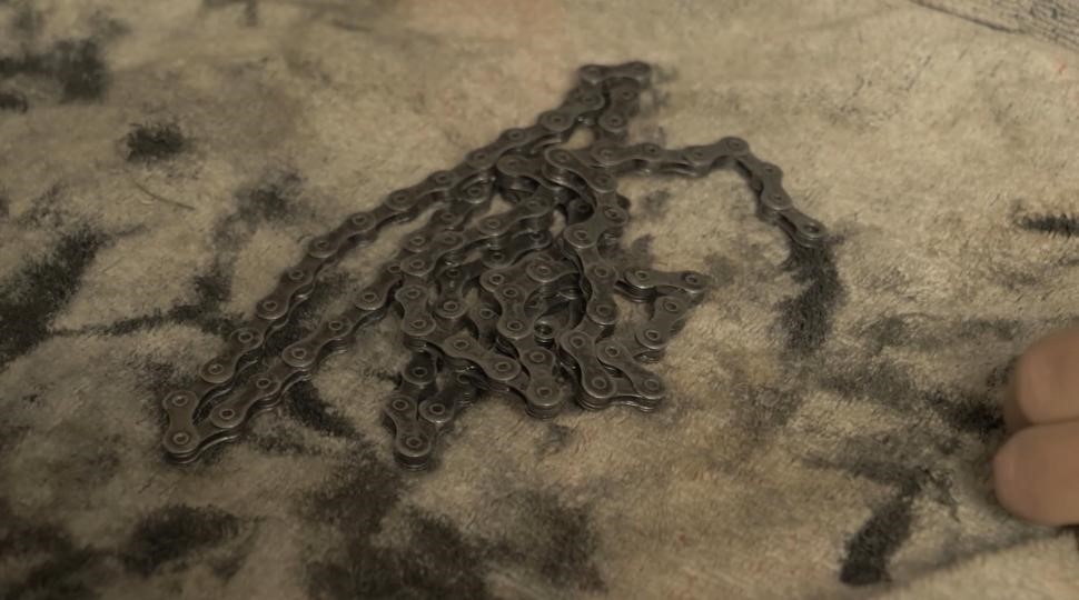 К счастью, поддержание чистоты цепи не должно быть слишком сложным. Всего несколько минут после катания могут сэкономить вам "целое состояние".