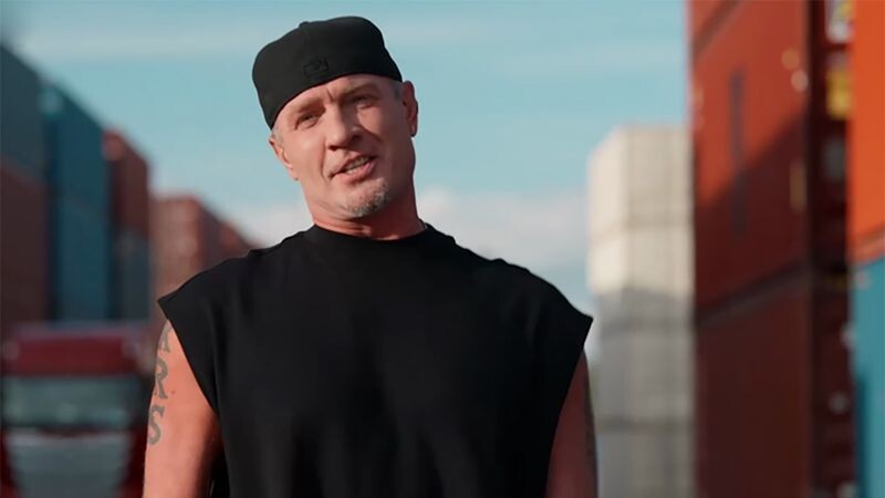    Роман Костомаров в роли телеведущего. Фото: кадр из трейлера шоу «Работяги»