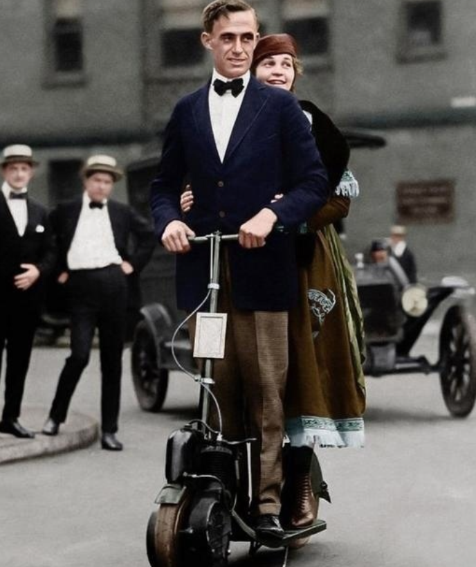 Ранняя разновидность мотосамоката производилась с 1915 по 1921 год компанией Autoped Company в Нью-Йорке.  Назывались они тогда автопедами и стоили крайне дорого, поэтому особым спросом не пользовались - это была эдакая забава для богатенькой молодежи, но никак не способ передвижения.