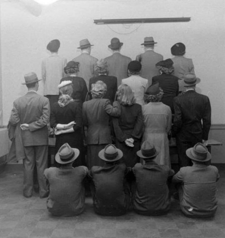 Групповой снимок художников в художественной студии в Париже. помимо Сальвадора Дали и его супруги Галы тут еще присутствуют Поль Элюар, Филипп Супо, Рене Кревель, Робер Деснос и другие именитые сюрреалисты.