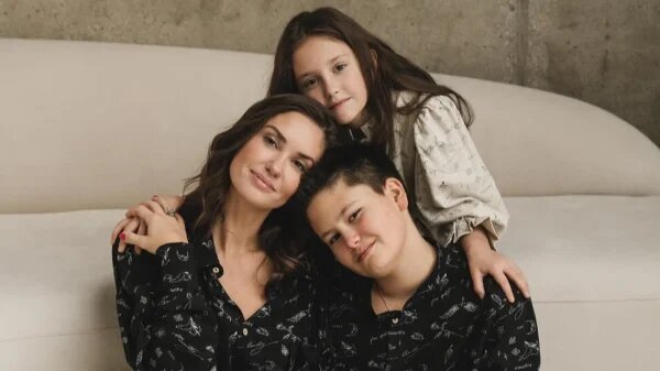    Агата Муцениеце с сыном Тимофеем и дочерью Мией, фото: соцсети