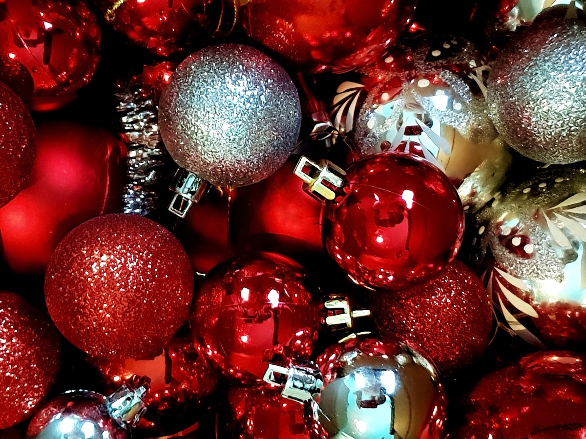 Готовимся к Новому году! Источник фото: <a href="https://ru.freepik.com/free-photo/closeup-shot-bunch-shiny-christmas-ornaments_11600908.htm#fromView=search&page=3&position=42&uuid=660ec6cd-db6e-466d-8ade-43db3bca44e2">Изображение от wirestock на Freepik</a>