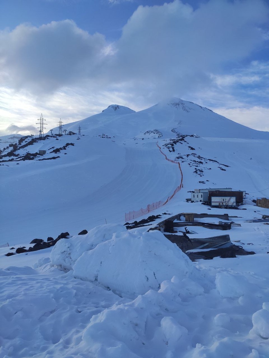 Здравствуйте, дорогие друзья, в этом посте я расскажу свой опыт восхождения на гору Эльбрус, и на гору Чегет. Эта статья вам поможет если вы планируете свое первое восхождение на Эльбрус. Во-первых, это подготовка, лично у меня это был лёгкий бег 5-7 км, в маске, которая затрудняет дыхание, чтобы имитировать нехватку воздуха как в горах. Дальше стоит выбрать хорошего гида, это очень важно, так как нам попались разгильдяи, к тому же и скупые. У нас была программа все включено, но питание и проживание было очень плохим, и в плохих условиях, предлагали есть просроченные продукты, угрожали что снимут с маршрута, когда им что-то не нравилось и так далее. Лучше напишите тем людям которые с ними ходили пусть опишут гида, как все прошло и так далее. Стандартный маршрут с гидами это: Из Трескола поднимаетесь на водопад девичьи косы на высоту 2800, далее на обсерваторию 3150. Следующий день гора Чегет, следующий день, переезжаем в горный приют бочки 3800 метров.  Дальше сходите на скалы Пастухова 4700 метров, и далее само восхождение. Будьте готовы к горной болезни, стандартно у гидов есть аптечка, но стоит задуматься о добавках, которые помогут организму. Такие как гематоген, продукт улучшает качество крови за счет повышения гемоглобина – белка, который с помощью железа переносит кислород к органам. Кроме того, гематоген является источником белков, жиров, углеводов и минералов – отличный перекус в дороге.Обязательно берегите силы, дышите равномерно, тошнота, рвота в горах это обычное явление. Перед походом обязательно заклейте места где возможны мозоли, есть отличный пластырь называется "вторая кожа". Будьте готовы, что в большинстве успешное восхождение нужно только вам, гиды пассивны, им даже лучше что бы вы не дошли, меньше мороки. По этому очень важно найти хороших гидов, пишите , узнавайте людям, которые с ними ходили. Будьте готовы к непредвиденным тратам, а именно Ретраки в начале 24 года в мае подъем стоил 20 тысяч , а спуск 12. После сложного восхождения на скалы Пастухова, гиды убеждают, что единственный вариант успешного восхождения, это подъем на ретраке на высоту 5100, и далее уже вы идете сами, даже оставшийся отрезок маршрута очень жёсткий, очень много ещё идти и очень сложно.  Очень сложный и страшный участок косая полка, наш гид чуть не упал туда 4 раза, потому что они были с бодуна, вот такие гиды у нас были, хотя деньги не малые. Из всей группы 11 человек что были вначале, на восхождение решились только 5, все из за не правильной акклиматизации, черезмерными перегрузками, без восстановления. Вернувшись со скал Пастухова, мы легли спать и в два часа ночи выдвинулись на штурм. Подробнее о нашем восхождение я напишу в следующей статье. Всем удачи, горы зовут тех, чья душа им по росту! Берегите себя,  друзья, подписывайтесь!