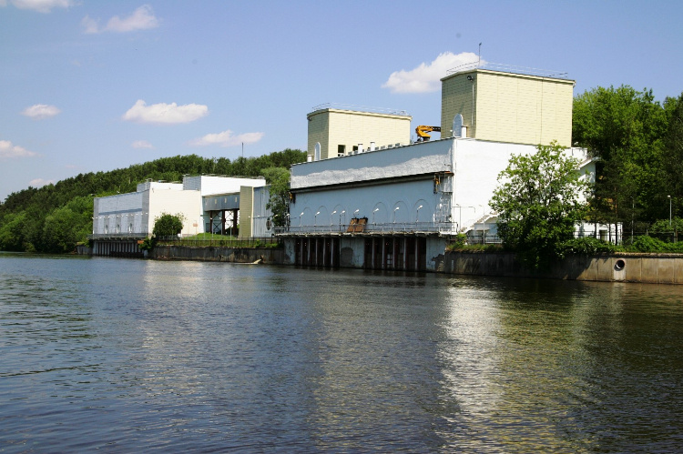    Начинается всё в 17 км от города, в деревне Раздоры: насосы на Москве-реке стоят здесь. Фото: пресс-служба Мосводоканала