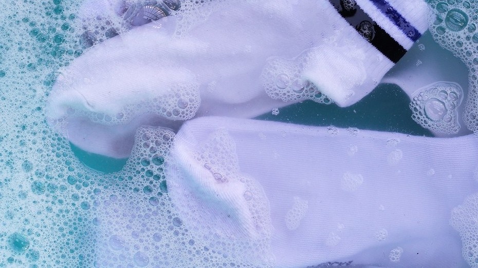 Как отстирать белые носки: 8 рабочих способов и средств