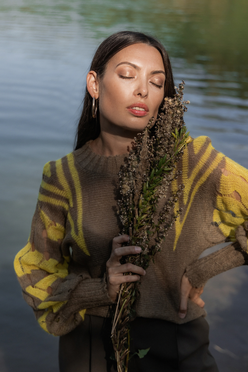 Марина Мамутина в джемпере от СЁСТРЫ МАМУТИНЫ