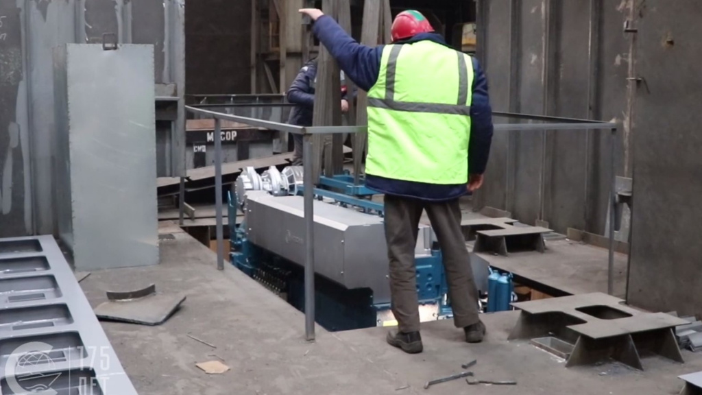 На судно проекта 00840 "Карелия" установили первый главный двигатель / Фото: "Красное Сормово"  📷
