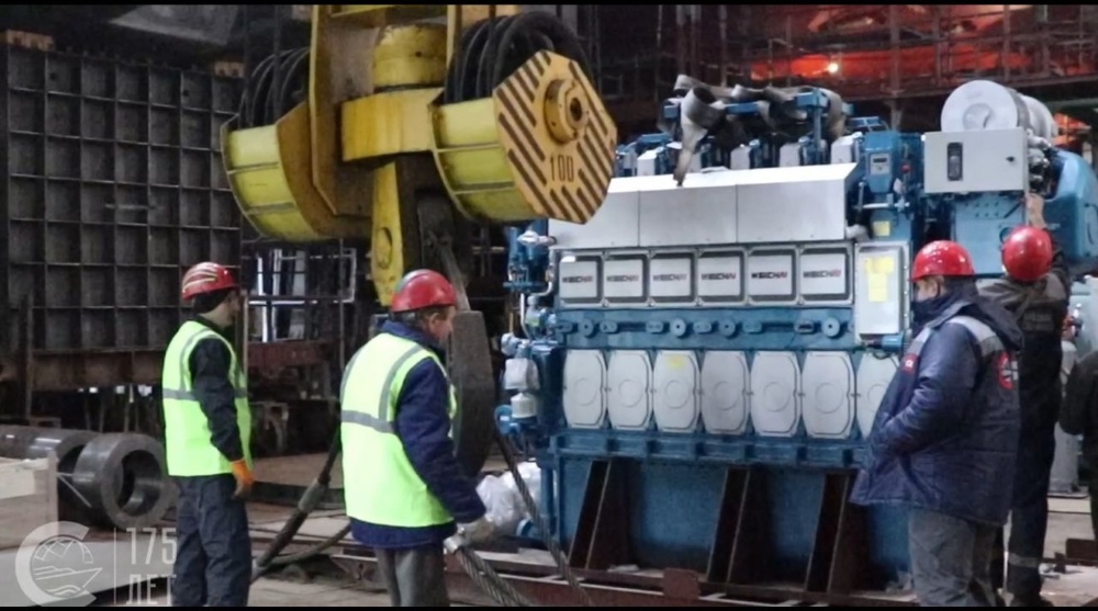 На судно проекта 00840 "Карелия" установили первый главный двигатель / Фото: Фото из видео "Красного Сормова"  📷
