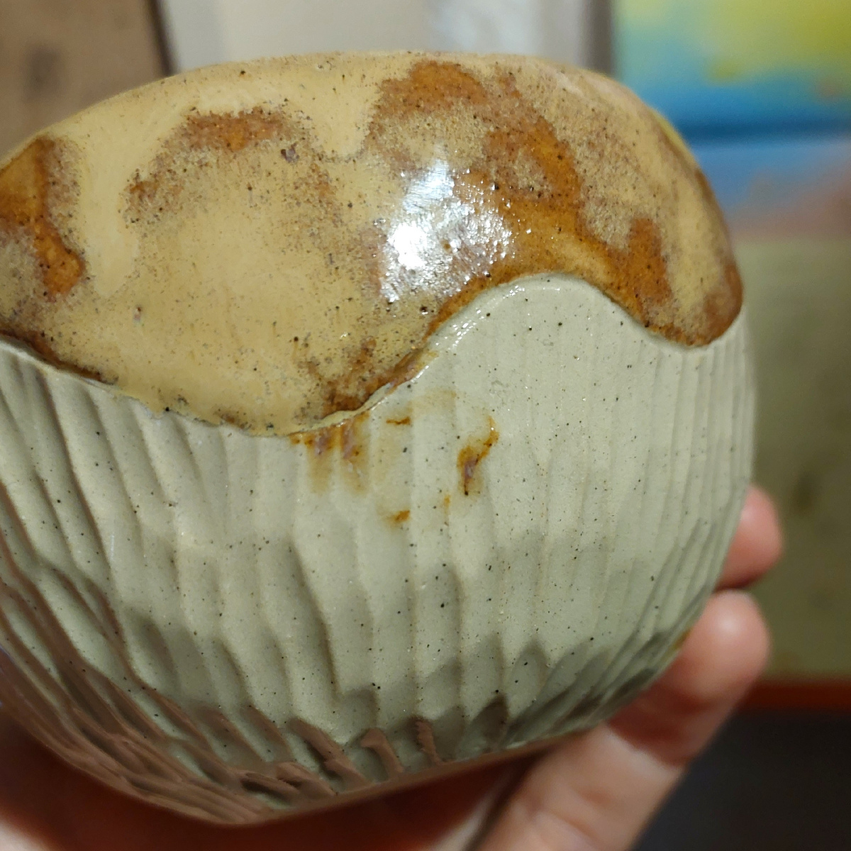 Глазурь до обжига может осыпаться с изделия, смазаться.