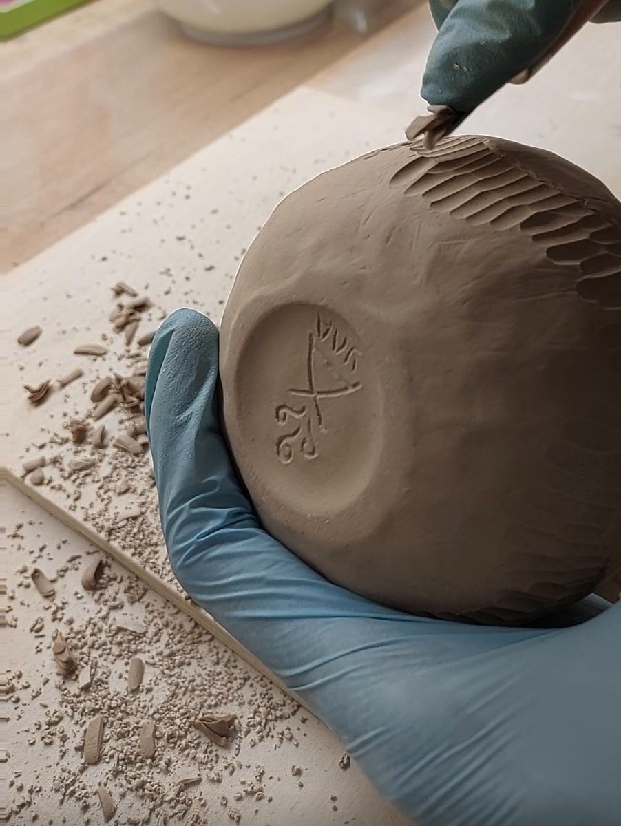 Мелкие частицы глины быстро высыхают, и превращаются в пылящий порошок