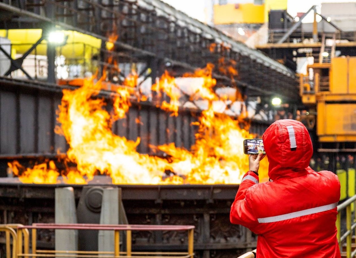 На экскурсии по Магнитогорскому металлургическому комбинату