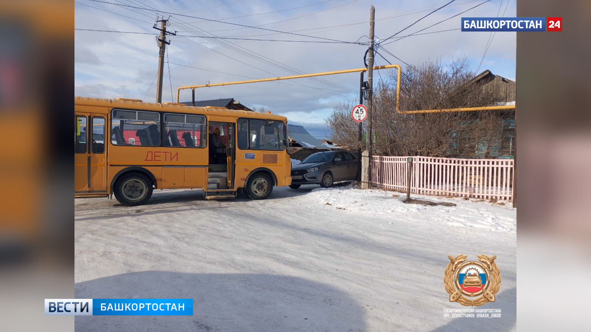    В Башкирии школьный автобус с 10 детьми врезался в легковушку