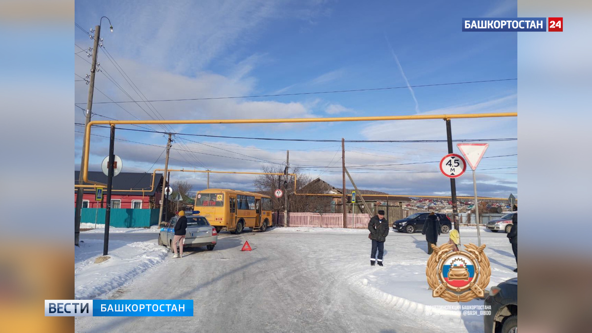    В Башкирии школьный автобус с 10 детьми врезался в легковушку