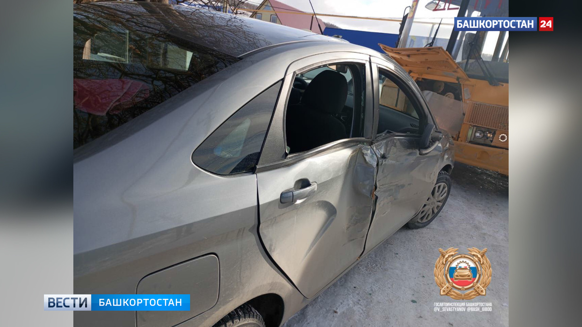    В Башкирии школьный автобус с 10 детьми врезался в легковушку