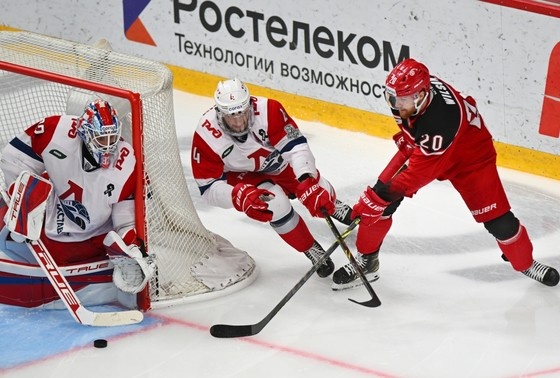    Вратарь ХК «Локомотив» Даниил Исаев, игрок ХК «Локомотив» Александр Елесин и игрок ХК «Витязь» Скотт Уилсон (слева направо)