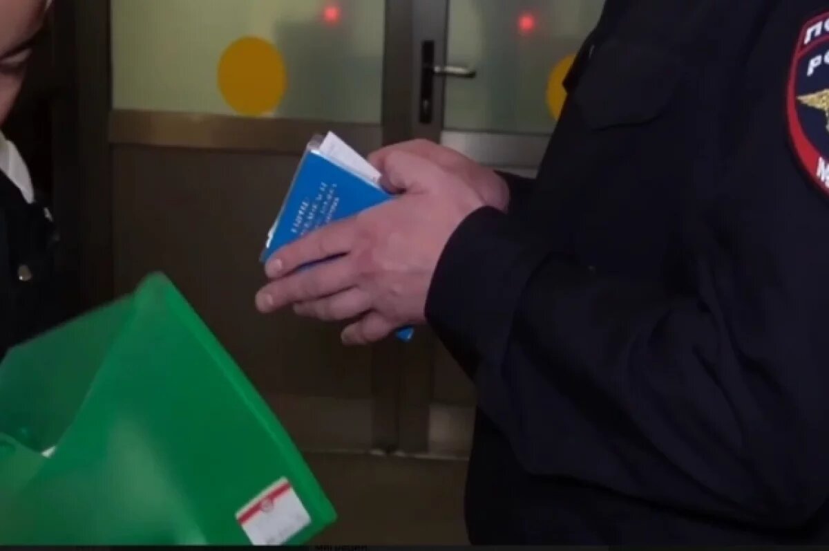    В аэропорту Челябинска силовики провели массовую облаву среди иностранцев