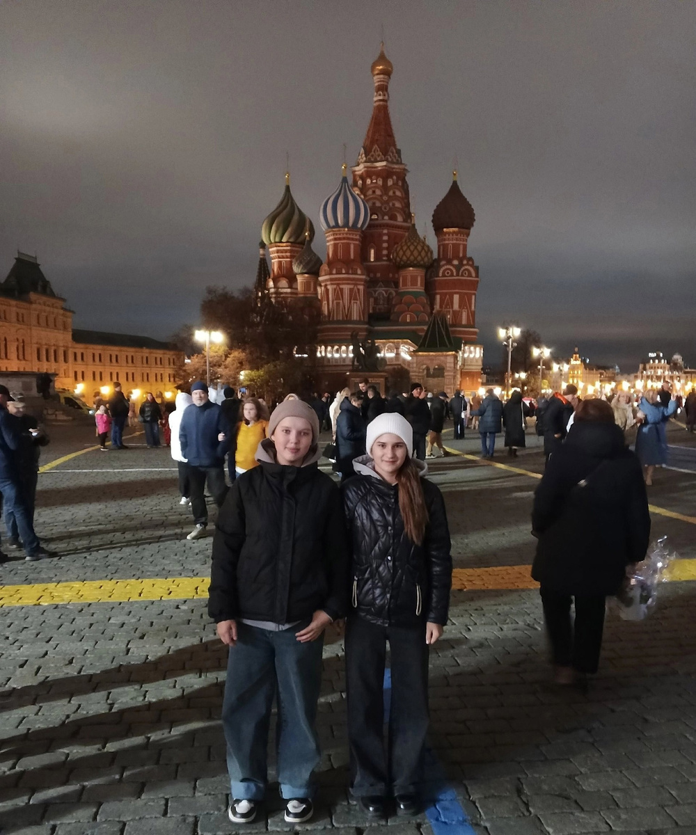 Кунгурские спортсменки Мария Шляпниковаи Софья Гусева в свободное от соревнований время погуляли по Москве