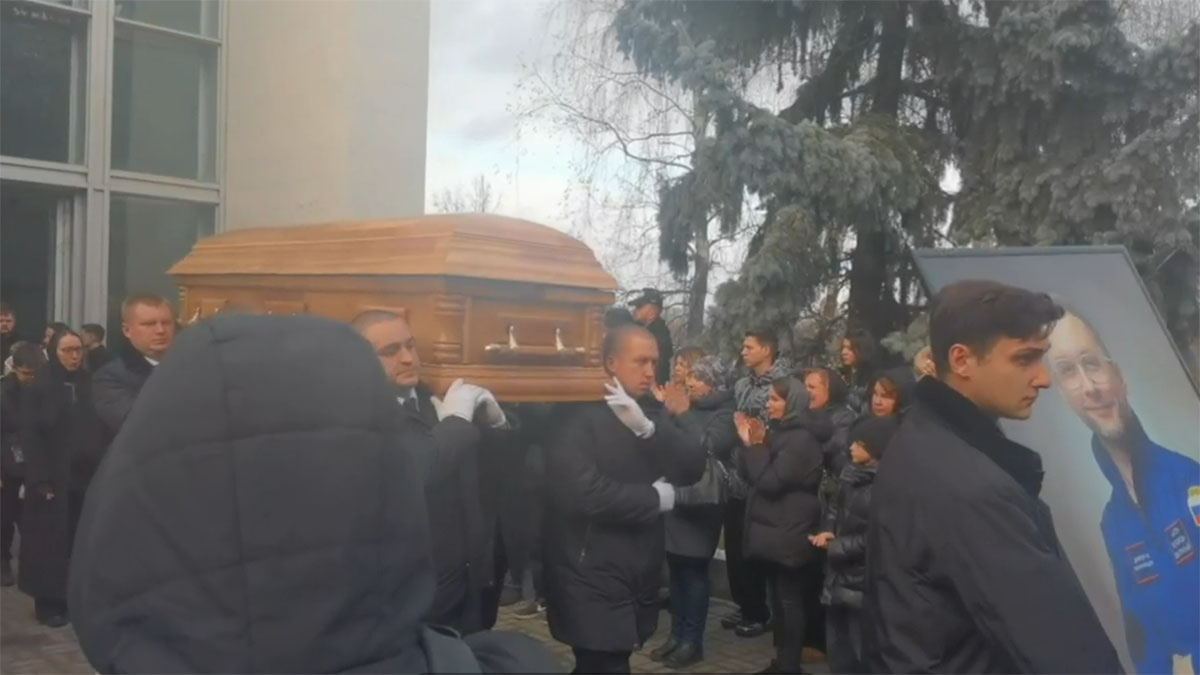 Вдова Антона Коробкова-Землянского (на фото крайняя слева) шла за гробом мужа. Фото: Teleprogramma.org