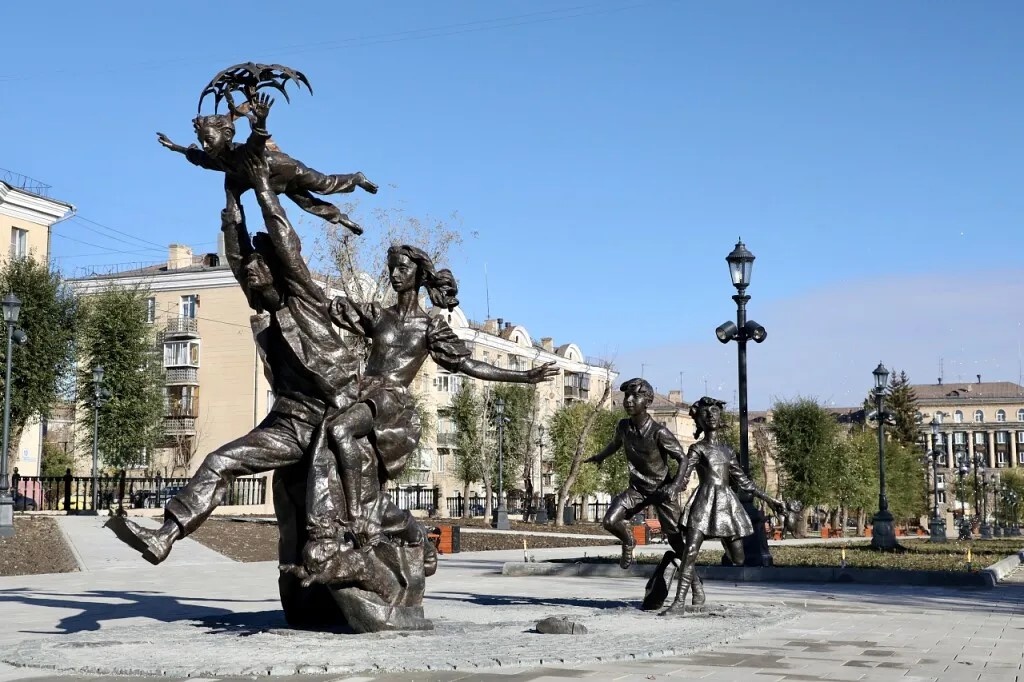 Скульптурная композиция "Счастливые"