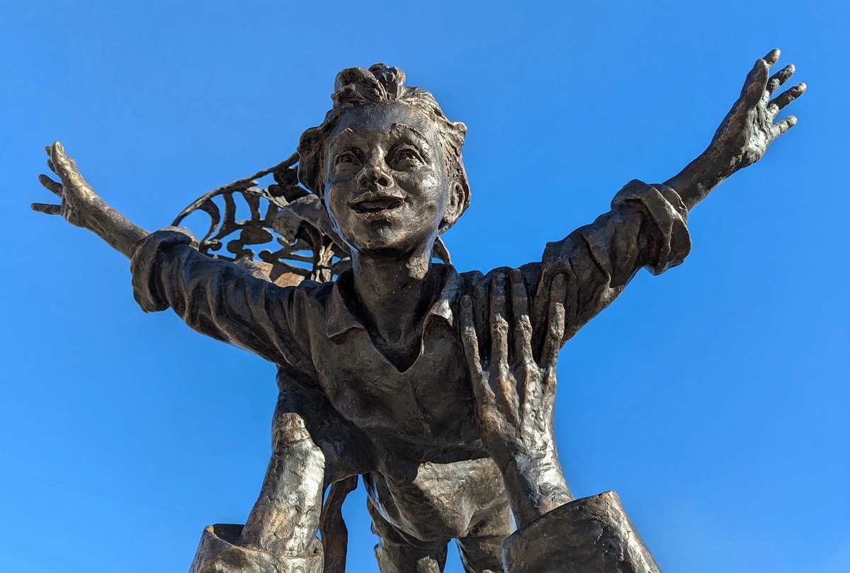 Скульптурная композиция "Счастливые"