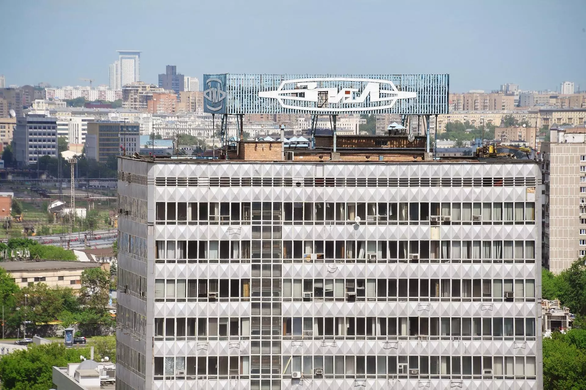 Вывеска на административном здании завода имени Лихачева, Автозаводская, 23, корпус 15 Фото: Эмин Джафаров / Коммерсантъ