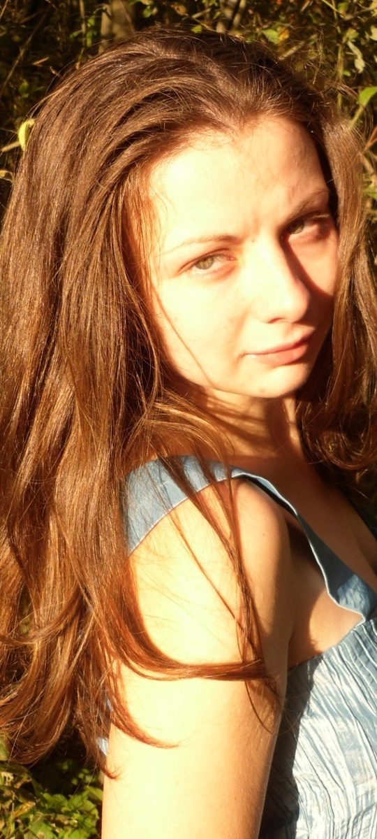 На ярком свете волосы рыжие а глаза жёлтые но это иллюзия