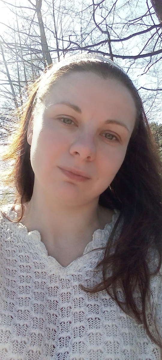 В тени уже база-темный русый и серо - зелёные глаза.